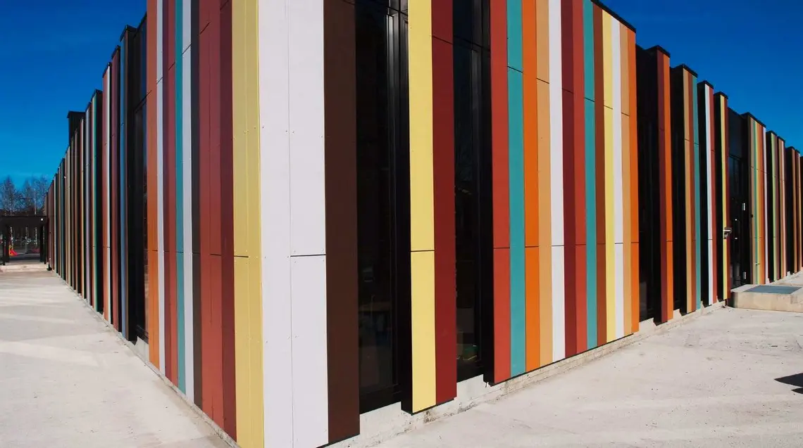 интернационално училище с разноцветна и модерна вентилирана фасада